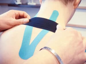 Kinesiotape im Nacken anbringen