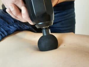Massage mit einem Massagegerät