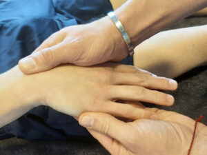 Osteapraktik Behandlung am Arm