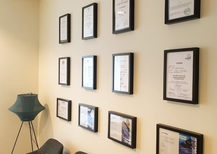 Wandgestaltung der Praxisräume mit Physiotherapeut Abschlüsse, Zertifikate und Auszeichnungen